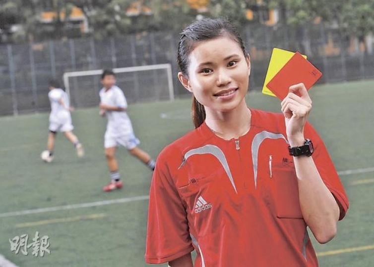 身形嬌小的羅碧芝是本港目前唯一足球女球證,她表示受身形限制,在球場上不能與球員鬥惡,只能講道理,希望令男女球員也服從她的判決。(李澤彤攝) 身形嬌小的羅碧芝是本港目前唯一足球女球證,她表示受身形限制,在球場上不能與球員鬥惡,只能講道理,希望令男女球員也服從她的判決。(李澤彤攝)