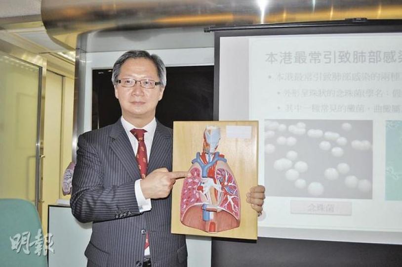 呼吸系統科專科醫生曾華德(圖)表示,肺部一旦感染真菌,可造成患者氣管阻塞,若出現真菌入血,更可能併發敗血症及器官衰竭,須及早發現並治療。(胡學能攝) 呼吸系統科專科醫生曾華德(圖)表示,肺部一旦感染真菌,可造成患者氣管阻塞,若出現真菌入血,更可能併發敗血症及器官衰竭,須及早發現並治療。(胡學能攝)