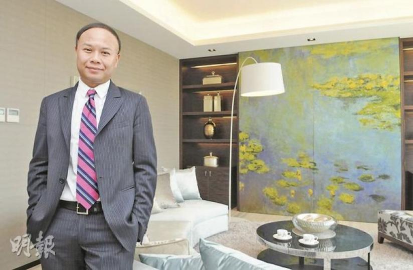 興勝項目管理董事周嘉峰指出,「Eight College」由於僅得7伙,集團考慮採取每售出一間、隨即加價的策略,而項目的2400餘方呎標準戶,估計入場費約7000萬元。(陳淑安攝) 興勝項目管理董事周嘉峰指出,「Eight College」由於僅得7伙,集團考慮採取每售出一間、隨即加價的策略,而項目的2400餘方呎標準戶,估計入場費約7000萬元。(陳淑安攝)