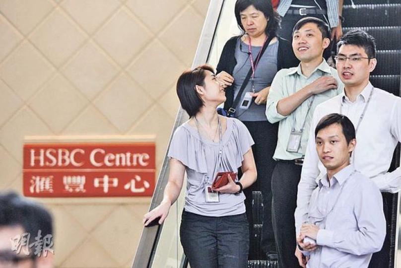 後勤支援部門較集中的大角嘴「匯豐中心」的員工,昨日如常工作及午膳,他們多不願就裁員問題發表意見。(郭慶輝攝) 後勤支援部門較集中的大角嘴「匯豐中心」的員工,昨日如常工作及午膳,他們多不願就裁員問題發表意見。(郭慶輝攝)