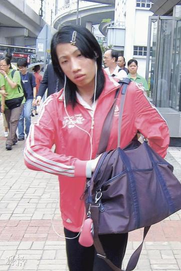 擁有一個女性化名字「陳靜琪」的男被告,昨以一身桃紅色系的女性化打扮到庭應訊,他表示自己當日是「無得揀」才進入女更衣室更衣,裁判官聞言即斥「成年男性應用男廁」。(林綺琪攝) 擁有一個女性化名字「陳靜琪」的男被告,昨以一身桃紅色系的女性化打扮到庭應訊,他表示自己當日是「無得揀」才進入女更衣室更衣,裁判官聞言即斥「成年男性應用男廁」。(林綺琪攝)