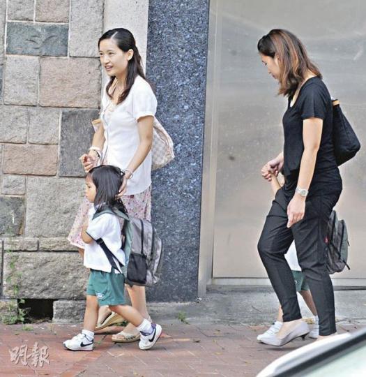 朗思雖未完成註冊,昨仍有家長到校接送K1的子女上下課,家長都表示校方要求他們保密有關學校註冊事宜。(劉焌陶攝)樓高2層的校舍暫時只有下層供幼兒班及幼稚園K1生使用。 (劉焌陶攝) 朗思雖未完成註冊,昨仍有家長到校接送K1的子女上下課,家長都表示校方要求他們保密有關學校註冊事宜。(劉焌陶攝)樓高2層的校舍暫時只有下層供幼兒班及幼稚園K1生使用。 (劉焌陶攝)