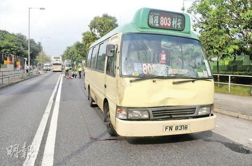 803號專線小巴把單車撞倒後,把女傷者拖行到20多米外,事後車頭輕微凹陷,玻璃龜裂。(蔡方山攝) 803號專線小巴把單車撞倒後,把女傷者拖行到20多米外,事後車頭輕微凹陷,玻璃龜裂。(蔡方山攝)