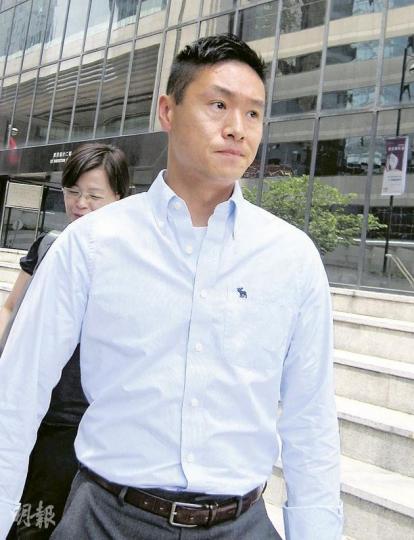 加航的空中少爺周向平(譯音)昨供稱,由於「老人家」失蹤且多了一名沒有證件及登機證的青年,曾引起機上乘客不安。(黃景怡攝) 加航的空中少爺周向平(譯音)昨供稱,由於「老人家」失蹤且多了一名沒有證件及登機證的青年,曾引起機上乘客不安。(黃景怡攝)