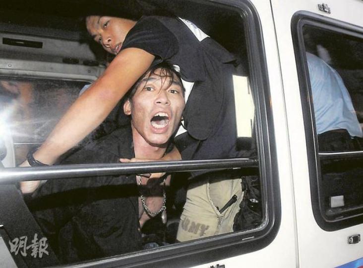 被捕紋身漢隔窗對記者大叫:「差人老屈我,差人打人呀!」(蔡方山攝) 被捕紋身漢隔窗對記者大叫:「差人老屈我,差人打人呀!」(蔡方山攝)