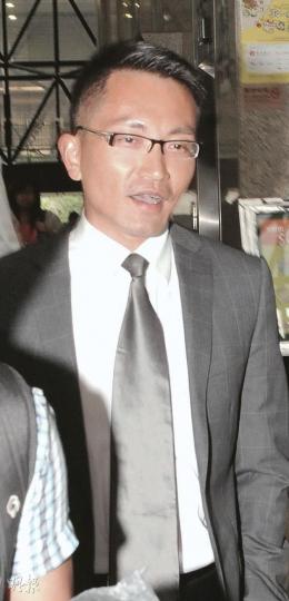 在澳洲悉尼大學獸醫學系一級榮譽學士畢業的蔡相祺,被指一度手持針筒要與女友同歸於盡,被控非法禁錮及刑事恐嚇等罪。(劉焌陶攝)事主朱敏華昨供稱,被告將藥物抽到針筒後又捽她腳背,「我當時好驚,覺得死梗。」(劉焌陶攝) 在澳洲悉尼大學獸醫學系一級榮譽學士畢業的蔡相祺,被指一度手持針筒要與女友同歸於盡,被控非法禁錮及刑事恐嚇等罪。(劉焌陶攝)事主朱敏華昨供稱,被告將藥物抽到針筒後又捽她腳背,「我當時好驚,覺得死梗。」(劉焌陶攝)