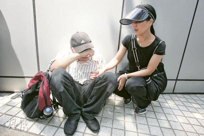 李氏夫婦談及兒子以「Band 1成績獲派Band 3中學」,不禁互相握手痛哭。(黃雄攝) 李氏夫婦談及兒子以「Band 1成績獲派Band 3中學」,不禁互相握手痛哭。(黃雄攝)