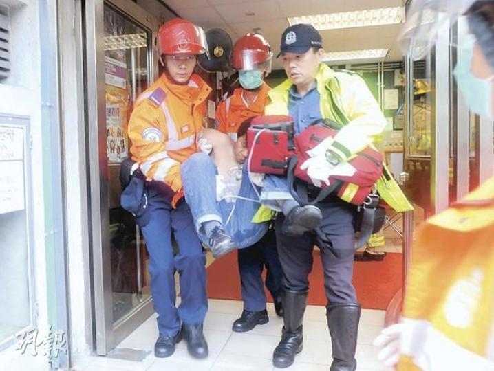 一名機電署工人在地庫冷氣機房工作時吸入不明氣體昏迷,被抬出時全無知覺,更懷疑失禁。(蔡方山攝)九龍政府合署地庫泄漏不明氣體,現場逾百名郵局職員疏散至附近公園。(林錫禮攝)渠務署工人檢查附近水道,但未能尋獲不明氣體源頭。(林錫禮攝) 一名機電署工人在地庫冷氣機房工作時吸入不明氣體昏迷,被抬出時全無知覺,更懷疑失禁。(蔡方山攝)九龍政府合署地庫泄漏不明氣體,現場逾百名郵局職員疏散至附近公園。(林錫禮攝)渠務署工人檢查附近水道,但未能尋獲不明氣體源頭。(林錫禮攝)