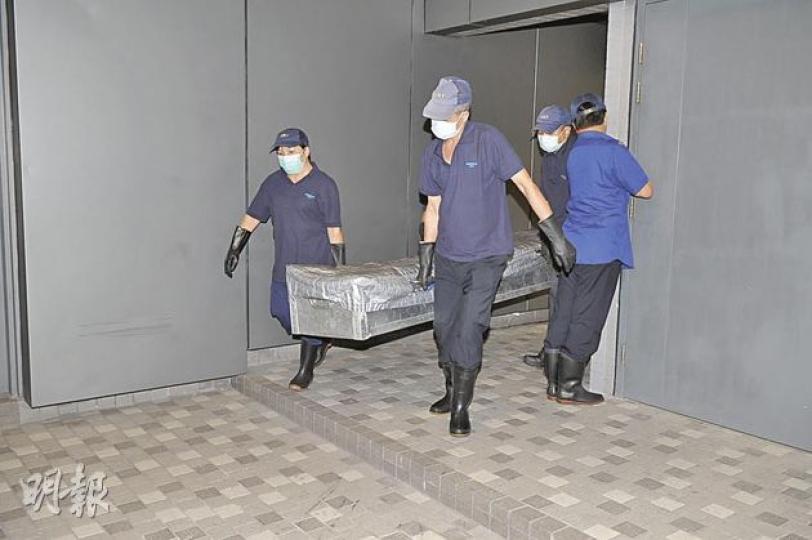 送院女子全身多處骨折及瘀腫,搶救後不治,屍體由仵工舁送殮房等候剖驗。(衛永康攝)涉嫌行兇男子事後自行到醫院,當場被重案組探員拘捕,可見其身形 相當高大。(衛永康攝) 送院女子全身多處骨折及瘀腫,搶救後不治,屍體由仵工舁送殮房等候剖驗。(衛永康攝)涉嫌行兇男子事後自行到醫院,當場被重案組探員拘捕,可見其身形 相當高大。(衛永康攝)