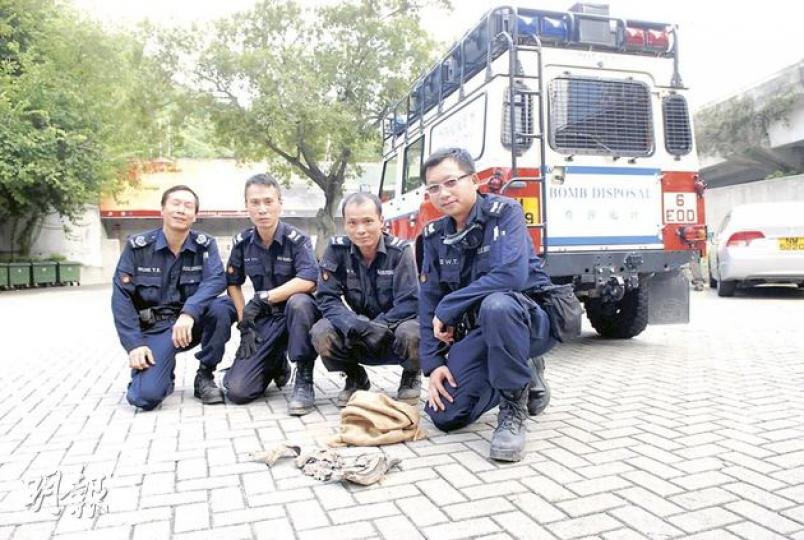 警方炸彈處理人員把2呎長炮彈埋土引爆後,在數百米範圍內檢回多塊碎片,拼湊成原有炮彈形狀。(鍾炳然攝)(明報製圖) 警方炸彈處理人員把2呎長炮彈埋土引爆後,在數百米範圍內檢回多塊碎片,拼湊成原有炮彈形狀。(鍾炳然攝)(明報製圖)