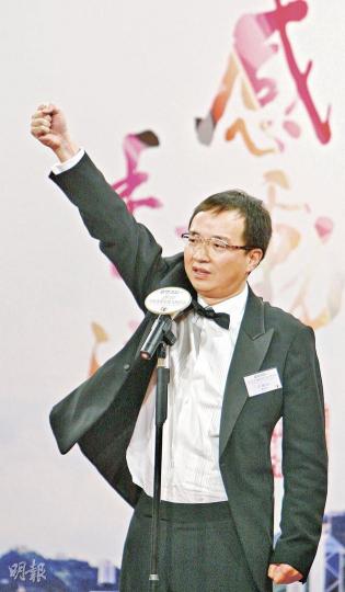 亞視新聞部連串風波引起公眾關注,亞視主要股東王征昨日不肯接受記者訪問,只在「2011感動香港年度人物評選」儀式的發言中,揮拳表示﹕「亞視嘅管理層係得嘅,亞視嘅新聞部仲係得嘅!」(林振東攝) 亞視新聞部連串風波引起公眾關注,亞視主要股東王征昨日不肯接受記者訪問,只在「2011感動香港年度人物評選」儀式的發言中,揮拳表示﹕「亞視嘅管理層係得嘅,亞視嘅新聞部仲係得嘅!」(林振東攝)