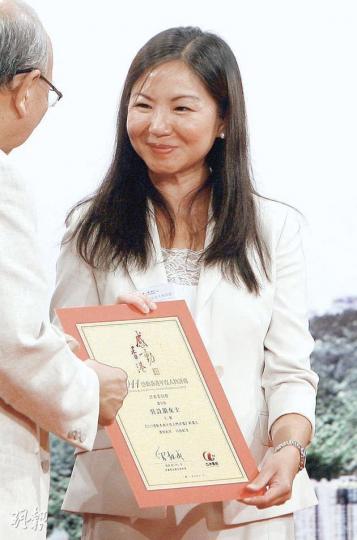 「感動香港」候選人吳詩韻,雖然在車禍中痛失丈夫與父母、妹妹,但努力多年下終恢復過來,成為飛行義工以及馬拉松好手。她寄語市民珍惜眼前人﹕「今日是中秋節……請記着能夠與親人一起點點燈籠,已經是好幸福的事。」(林振東攝) 「感動香港」候選人吳詩韻,雖然在車禍中痛失丈夫與父母、妹妹,但努力多年下終恢復過來,成為飛行義工以及馬拉松好手。她寄語市民珍惜眼前人﹕「今日是中秋節……請記着能夠與親人一起點點燈籠,已經是好幸福的事。」(林振東攝)