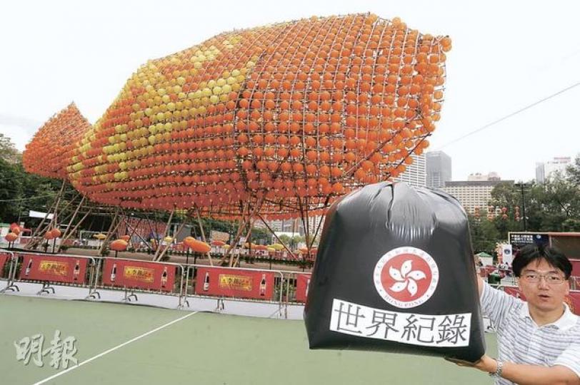香港環境保護協會主席樊熙泰指出,旅發局在維園展出的巨型綵燈「動感之娛」,採用2500個中式綢緞燈籠,難以循環再用,形容浪費資源之多足以打破世界紀錄。(尹錦恩攝) 香港環境保護協會主席樊熙泰指出,旅發局在維園展出的巨型綵燈「動感之娛」,採用2500個中式綢緞燈籠,難以循環再用,形容浪費資源之多足以打破世界紀錄。(尹錦恩攝)