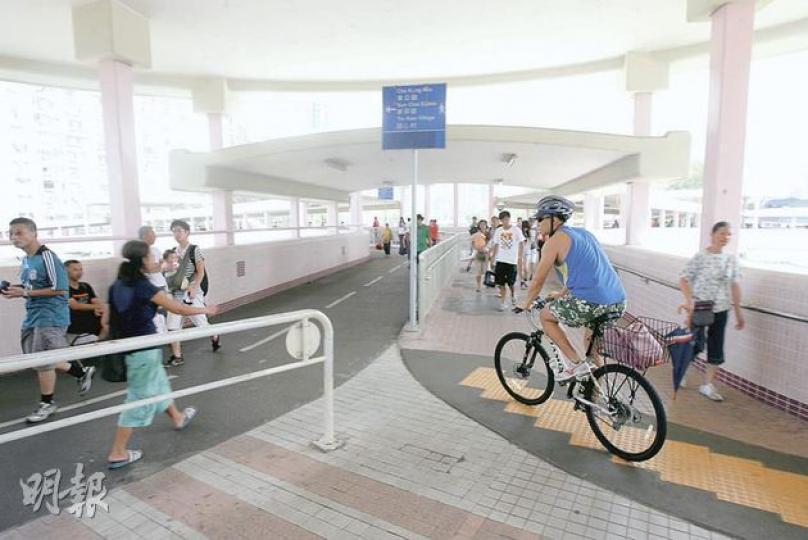連接大圍港鐵站的天橋,行人路與單車路錯配,令居民「人行車路」走往港鐵站。(林錫禮攝)(明報製圖)(明報製圖)(明報製圖) 連接大圍港鐵站的天橋,行人路與單車路錯配,令居民「人行車路」走往港鐵站。(林錫禮攝)(明報製圖)(明報製圖)(明報製圖)
