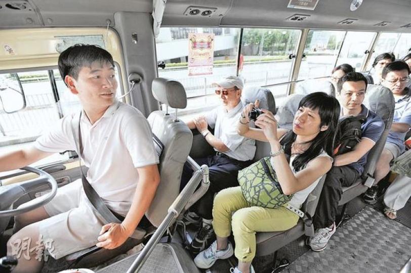 「體驗司機」黃敬(左)本身是工程師,最近兩周他特意到康怡花園往來港鐵站的小巴兼職當司機,一邊駕車一邊介紹自己,乘客對他的做法有讚有彈。圖中為其拍照的為其助手。(何家達攝) 「體驗司機」黃敬(左)本身是工程師,最近兩周他特意到康怡花園往來港鐵站的小巴兼職當司機,一邊駕車一邊介紹自己,乘客對他的做法有讚有彈。圖中為其拍照的為其助手。(何家達攝)