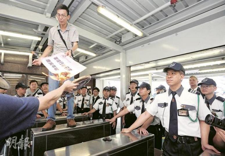 爭取全民退休保障聯席約20名成員昨到沙田馬場示威,欲向署理特首唐英年遞請願信,遭保安人員阻止入場,有示威者一度企上入閘機與保安人員對峙。(李澤彤攝)新馬季昨在沙田馬場開鑼,首日總投注額達9.11億元,是2000/01年度以來最高。(李澤彤攝)(明報製圖) 爭取全民退休保障聯席約20名成員昨到沙田馬場示威,欲向署理特首唐英年遞請願信,遭保安人員阻止入場,有示威者一度企上入閘機與保安人員對峙。(李澤彤攝)新馬季昨在沙田馬場開鑼,首日總投注額達9.11億元,是2000/01年度以來最高。(李澤彤攝)(明報製圖)