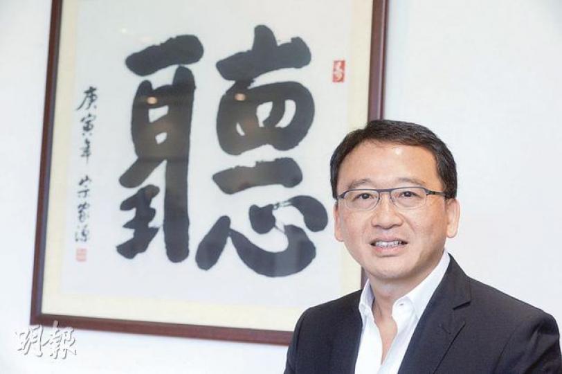 李錦記有限公司主席李惠雄的辦公室內,掛着一個大字就是「聽」,提醒他要多聽別人的意見。他說,「聽」字拆開,耳仔是王、十足眼力、一心去聽,恰恰道出了聆聽的真義。(尹錦恩攝) 李錦記有限公司主席李惠雄的辦公室內,掛着一個大字就是「聽」,提醒他要多聽別人的意見。他說,「聽」字拆開,耳仔是王、十足眼力、一心去聽,恰恰道出了聆聽的真義。(尹錦恩攝)