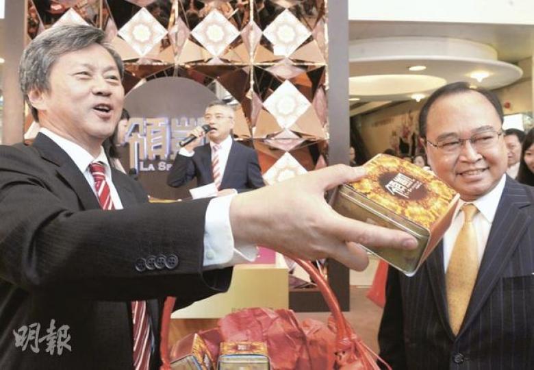 長實將軍澳日出康城領凱昨天正式開價,適逢中秋節,長實執行董事趙國雄(圖左)實行大派印有「領凱」的月餅,樓神果然不錯過任何為樓盤宣傳的機會。(劉焌陶攝)(明報製圖) 長實將軍澳日出康城領凱昨天正式開價,適逢中秋節,長實執行董事趙國雄(圖左)實行大派印有「領凱」的月餅,樓神果然不錯過任何為樓盤宣傳的機會。(劉焌陶攝)(明報製圖)