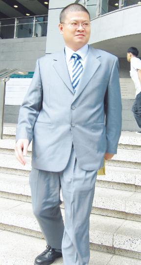 被告鄒建偉曾於2004及07年兩度跌傷,因此共請了共4年病假。被告昨日離開法院時,記者見他並無任何行動不便。(林綺琪攝)(明報製圖) 被告鄒建偉曾於2004及07年兩度跌傷,因此共請了共4年病假。被告昨日離開法院時,記者見他並無任何行動不便。(林綺琪攝)(明報製圖)