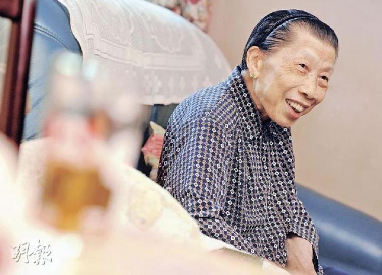 84歲的娟姐笑言自己記性不好,但對於「少爺仔」阿彬的每件往事,如做手術、發脾氣,甚至一起去過哪裏遊玩,她都記得清清楚楚。(李澤彤攝) 84歲的娟姐笑言自己記性不好,但對於「少爺仔」阿彬的每件往事,如做手術、發脾氣,甚至一起去過哪裏遊玩,她都記得清清楚楚。(李澤彤攝)