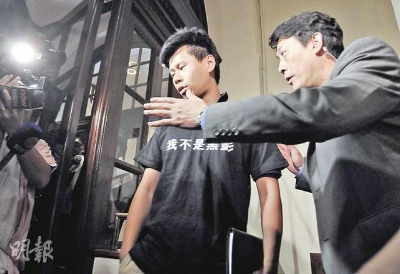 攝記協會執委、明報攝記何家達(左)昨穿上印有「我不是黑影」T恤出席立法會會議,但被指衣服有標語而被阻,後經記協主席麥燕庭投訴才獲准進入。(葉漢華攝) 攝記協會執委、明報攝記何家達(左)昨穿上印有「我不是黑影」T恤出席立法會會議,但被指衣服有標語而被阻,後經記協主席麥燕庭投訴才獲准進入。(葉漢華攝)