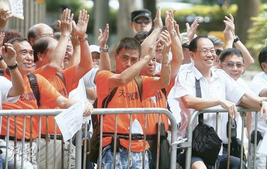 數十名退休警員穿上印有「天方夜譚」的T恤,到立法會示威區撐一哥,批評公眾示威方式愈來愈過分,令警員士氣大受打擊。(林振東攝) 數十名退休警員穿上印有「天方夜譚」的T恤,到立法會示威區撐一哥,批評公眾示威方式愈來愈過分,令警員士氣大受打擊。(林振東攝)