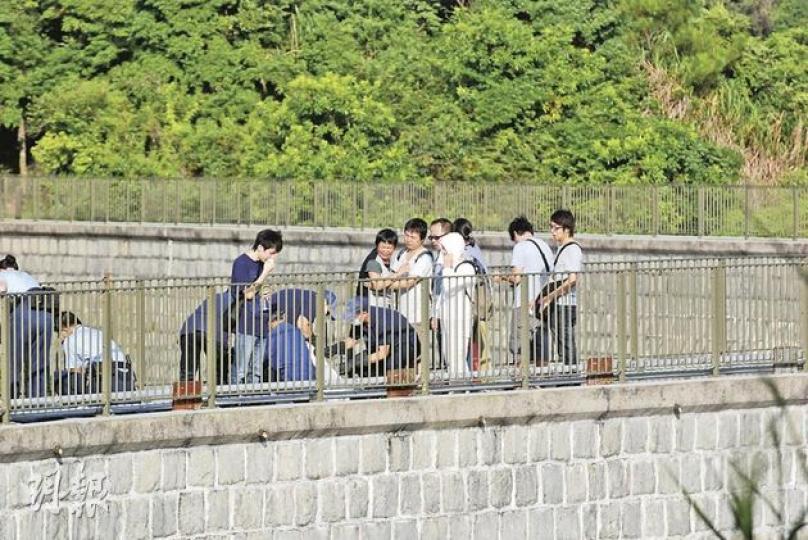 死者家屬到場認屍,眾人無不傷心痛哭,其中死者妻子更一度激動至跪對屍體,場面令人心酸。(雲錦鋒攝) 死者家屬到場認屍,眾人無不傷心痛哭,其中死者妻子更一度激動至跪對屍體,場面令人心酸。(雲錦鋒攝)