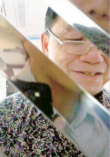有「元朗舖王」之稱的鄭錦祥,以2300多萬元向博愛醫院購入地舖,17日內便「摩貨」轉手勁賺近千萬。他接受本報訪問時形容該舖是「筍貨」,更指博愛醫院無跟貼市價賣舖。(明報記者攝) 有「元朗舖王」之稱的鄭錦祥,以2300多萬元向博愛醫院購入地舖,17日內便「摩貨」轉手勁賺近千萬。他接受本報訪問時形容該舖是「筍貨」,更指博愛醫院無跟貼市價賣舖。(明報記者攝)