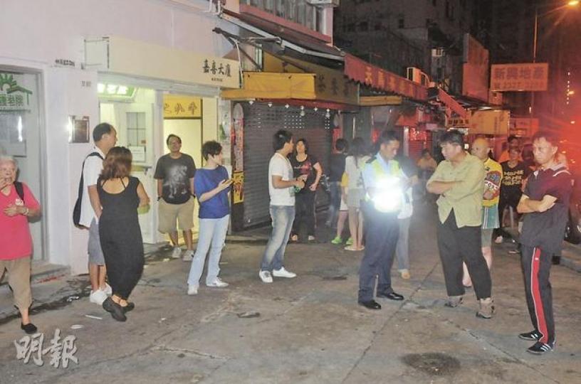 約150名居於火警現場附近的居民,昨凌晨疏散到街頭暫避。(蔡方山攝) 約150名居於火警現場附近的居民,昨凌晨疏散到街頭暫避。(蔡方山攝)