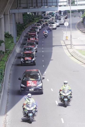 民建聯昨發起慢駛遊行,13架車在九龍灣啟福道出發,經東區走廊駛往金鐘新政府總部,抗議油價加快減慢。(李紹昌攝)(明報製圖) 民建聯昨發起慢駛遊行,13架車在九龍灣啟福道出發,經東區走廊駛往金鐘新政府總部,抗議油價加快減慢。(李紹昌攝)(明報製圖)