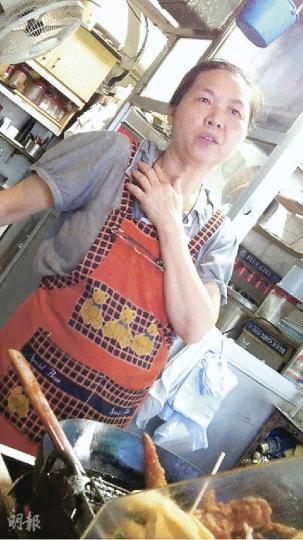 售賣「煎釀三寶」的杜女士表示,過去博愛無明顯加租,小食才可以賣得便宜一點。(明報記者攝) 售賣「煎釀三寶」的杜女士表示,過去博愛無明顯加租,小食才可以賣得便宜一點。(明報記者攝)