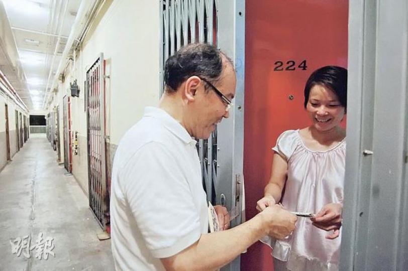 民協深水埗區議員馮檢基(左)到麗閣邨收集簽名,爭取預留新建的長沙灣村單位予居民調遷,居民沒有「托手踭」。但馮檢基稱,年底區選面對人民力量和建制派夾擊,議席隨時不保。(葉漢華攝)曾兩次在區選挑戰民協馮檢基的工聯會社區幹事范國輝(右)日前到欽州街送贈月餅予露宿者,正積極考慮出選深水埗麗閣區的他直言,民建聯和工聯會給予重要的人力物力支持,有利他日後出選。(葉漢華攝)(明報製圖) 民協深水埗區議員馮檢基(左)到麗閣邨收集簽名,爭取預留新建的長沙灣村單位予居民調遷,居民沒有「托手踭」。但馮檢基稱,年底區選面對人民力量和建制派夾擊,議席隨時不保。(葉漢華攝)曾兩次在區選挑戰民協馮檢基的工聯會社區幹事范國輝(右)日前到欽州街送贈月餅予露宿者,正積極考慮出選深水埗麗閣區的他直言,民建聯和工聯會給予重要的人力物力支持,有利他日後出選。(葉漢華攝)(明報製圖)
