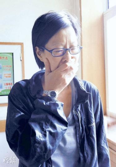 港人黃小姐偕丈夫及兩名友人於中秋節到敦煌玉門關遊玩,途中遇上車禍,痛失一名友人。她昨在敦煌市醫院憶述事件,不禁痛哭。(李澤彤攝)車禍後,3名港人傷者入住敦煌市醫院,病房外貼有「謝絕探視」字句,有護士在門外守候。(李澤彤攝) 港人黃小姐偕丈夫及兩名友人於中秋節到敦煌玉門關遊玩,途中遇上車禍,痛失一名友人。她昨在敦煌市醫院憶述事件,不禁痛哭。(李澤彤攝)車禍後,3名港人傷者入住敦煌市醫院,病房外貼有「謝絕探視」字句,有護士在門外守候。(李澤彤攝)