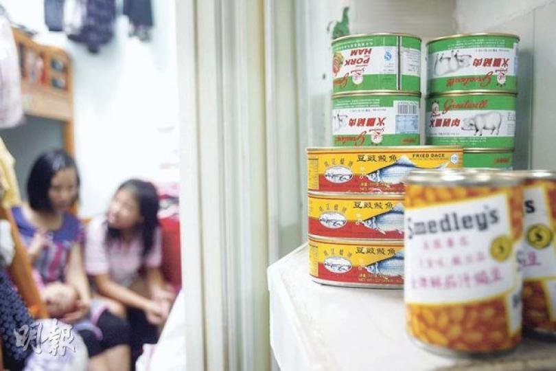 單親媽媽林女士(化名)獨力撫養女兒,她感激食物銀行讓她們吃飽,但希望部分罐頭可換成新鮮菜肉,讓女兒吃得更有營養。(林振東攝) 單親媽媽林女士(化名)獨力撫養女兒,她感激食物銀行讓她們吃飽,但希望部分罐頭可換成新鮮菜肉,讓女兒吃得更有營養。(林振東攝)