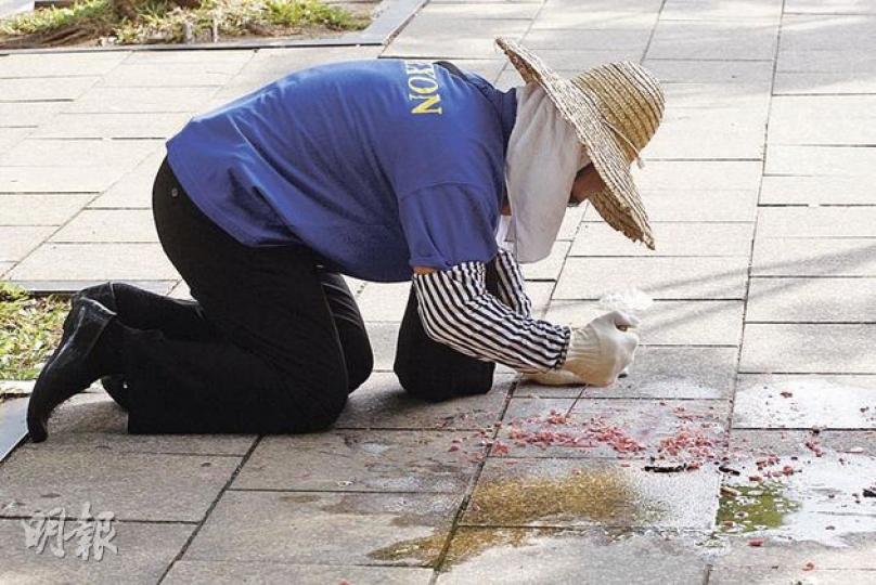 中秋過後,清潔工人忙於清理地上蠟漬。(李紹昌攝) 中秋過後,清潔工人忙於清理地上蠟漬。(李紹昌攝)