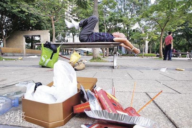 中秋過後,維園剩下不少垃圾,待清潔工人清理。康文署表示,轄下場地共收集了73公噸垃圾。(李紹昌攝) 中秋過後,維園剩下不少垃圾,待清潔工人清理。康文署表示,轄下場地共收集了73公噸垃圾。(李紹昌攝)
