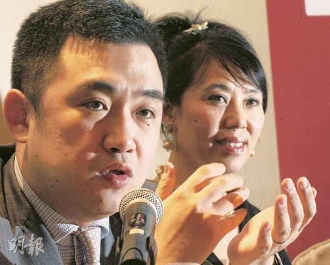 小南國行政總裁康捷(左)表示,不擔心市况波動下招股反應欠理想。圖右為主席王慧敏。(劉焌陶攝) 小南國行政總裁康捷(左)表示,不擔心市况波動下招股反應欠理想。圖右為主席王慧敏。(劉焌陶攝)