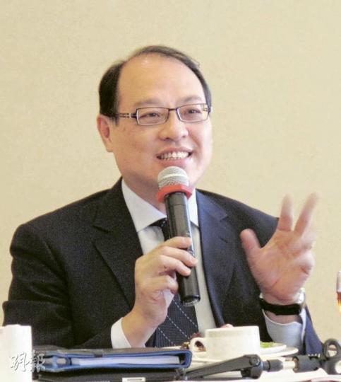 被視為唐英年「家臣」的立法會議員林大輝,昨日指唐英年最快應在下周一宣布辭職參選,又呼籲「不受中央祝福」的建制派候選人,應該「顧全大局」,改為支持另一人參選。(曾愛盈攝) 被視為唐英年「家臣」的立法會議員林大輝,昨日指唐英年最快應在下周一宣布辭職參選,又呼籲「不受中央祝福」的建制派候選人,應該「顧全大局」,改為支持另一人參選。(曾愛盈攝)