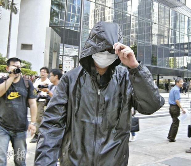 被告阮毓健應訊時架上眼鏡,他頭形尖窄、下巴較短,於X作供時定睛望住她;離開法院時戴上墨鏡和口罩,穿上風褸,逃避記者拍攝。(梁珮珊攝) 被告阮毓健應訊時架上眼鏡,他頭形尖窄、下巴較短,於X作供時定睛望住她;離開法院時戴上墨鏡和口罩,穿上風褸,逃避記者拍攝。(梁珮珊攝)