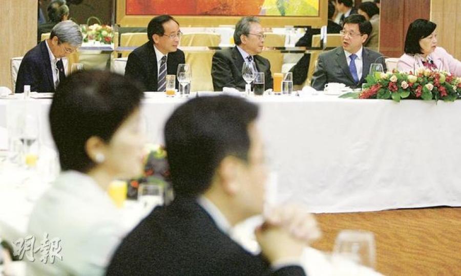 政制及內地事務局長林瑞麟(右二)昨日宴請區議會正、副主席,表明下屆區議會將取消三分一委任議員。委任超過兩屆的東區區議會主席丁毓珠(右一)及荃灣區議會主席周厚澄(右三)都表示建議可接受。(林振東攝) 政制及內地事務局長林瑞麟(右二)昨日宴請區議會正、副主席,表明下屆區議會將取消三分一委任議員。委任超過兩屆的東區區議會主席丁毓珠(右一)及荃灣區議會主席周厚澄(右三)都表示建議可接受。(林振東攝)