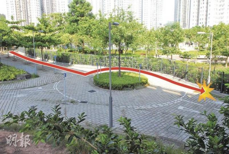 中年婦沿暗斜的單車徑駛至迴旋處,卻未有轉彎失控撼向路邊燈柱(箭嘴示),頭部受傷,傷勢嚴重。(何朝財攝) 中年婦沿暗斜的單車徑駛至迴旋處,卻未有轉彎失控撼向路邊燈柱(箭嘴示),頭部受傷,傷勢嚴重。(何朝財攝)