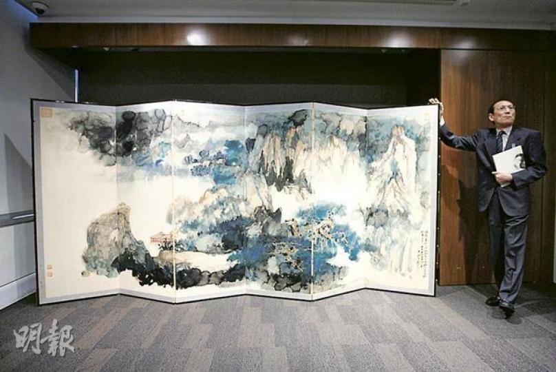 圖為張大千的作品潑墨潑彩紙本六摺屏風《夏山隱居》,蘇富比中國書畫部主管張超群(右)指此畫為張大千親贈給其四女張心嫻的結婚賀禮,屬無價的珍藏品。(郭慶輝攝)張大千的作品《少女頭像》,以水墨速畫而成,蘇富比中國書畫部主管張超群說,畫中的少女很可能是他的四女張心嫻。(郭慶輝攝) 圖為張大千的作品潑墨潑彩紙本六摺屏風《夏山隱居》,蘇富比中國書畫部主管張超群(右)指此畫為張大千親贈給其四女張心嫻的結婚賀禮,屬無價的珍藏品。(郭慶輝攝)張大千的作品《少女頭像》,以水墨速畫而成,蘇富比中國書畫部主管張超群說,畫中的少女很可能是他的四女張心嫻。(郭慶輝攝)