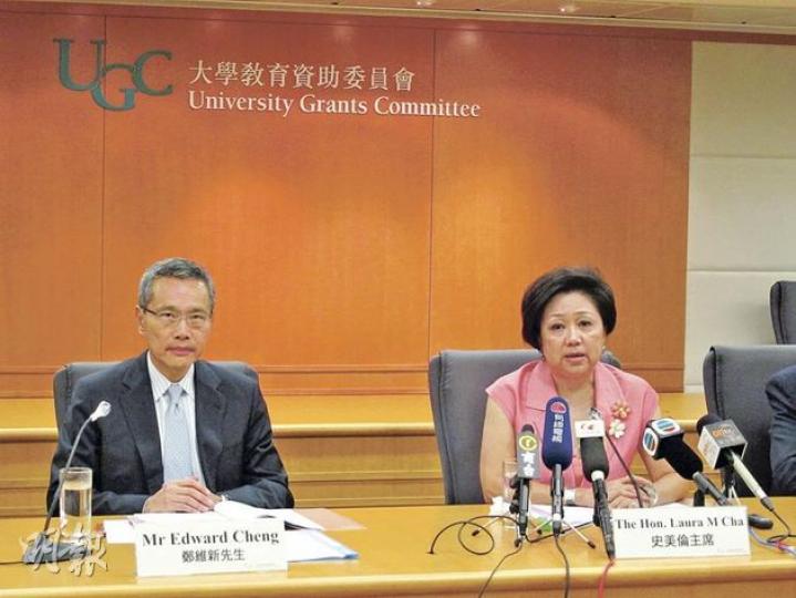 教資會主席史美倫(右)將於周二離任,由前市建局主席鄭維新(左)接掌教資會,昨日二人一同會見傳媒。(蕭輝浩攝) 教資會主席史美倫(右)將於周二離任,由前市建局主席鄭維新(左)接掌教資會,昨日二人一同會見傳媒。(蕭輝浩攝)