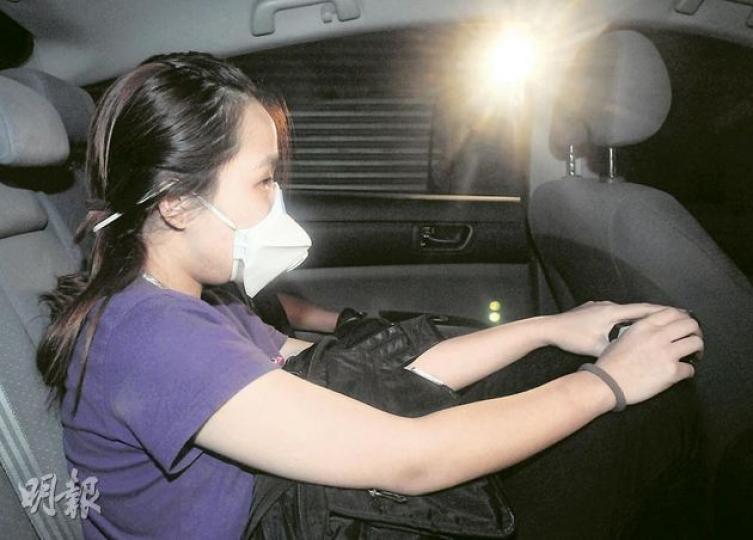 廟街劏房嬰兒斃命案件中,25歲母親被捕帶署,當時手上仍拿着一盒香煙。(蔡方山攝) 廟街劏房嬰兒斃命案件中,25歲母親被捕帶署,當時手上仍拿着一盒香煙。(蔡方山攝)