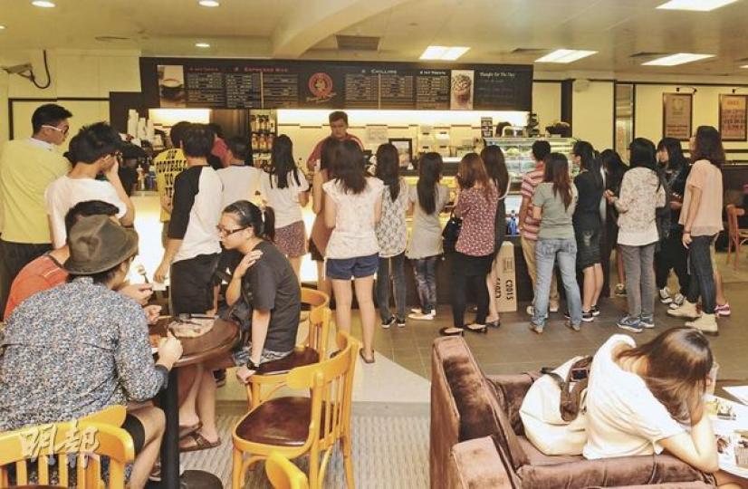 教院今年新增設咖啡店,供應三文治等簡單食品方便學生充飢,希望紓緩飯堂人流,不過昨日午膳時間有多達30名師生排隊輪候購買食物和飲品,需時至少逾20分鐘。(尹錦恩攝)教院為解決飯堂擠迫問題,在飯堂外的中央廣場加設帳篷和枱櫈供學生用膳,但在陽光普照的日子,帳篷即變成蒸籠,學生亦不願入座,寧另覓地方用膳。(尹錦恩攝) 教院今年新增設咖啡店,供應三文治等簡單食品方便學生充飢,希望紓緩飯堂人流,不過昨日午膳時間有多達30名師生排隊輪候購買食物和飲品,需時至少逾20分鐘。(尹錦恩攝)教院為解決飯堂擠迫問題,在飯堂外的中央廣場加設帳篷和枱櫈供學生用膳,但在陽光普照的日子,帳篷即變成蒸籠,學生亦不願入座,寧另覓地方用膳。(尹錦恩攝)