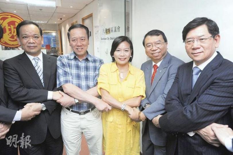 全國政協委員容永祺(右一)、醫生李家仁(右二)和專業會議何鍾泰(左二),為角逐連任的油尖旺區議員梁美芬(中)撐場。(尹錦恩攝)人民力量歐陽英傑日前落區派單張,他坦言有點緊張,要時間學習和適應。(劉焌陶攝) 全國政協委員容永祺(右一)、醫生李家仁(右二)和專業會議何鍾泰(左二),為角逐連任的油尖旺區議員梁美芬(中)撐場。(尹錦恩攝)人民力量歐陽英傑日前落區派單張,他坦言有點緊張,要時間學習和適應。(劉焌陶攝)