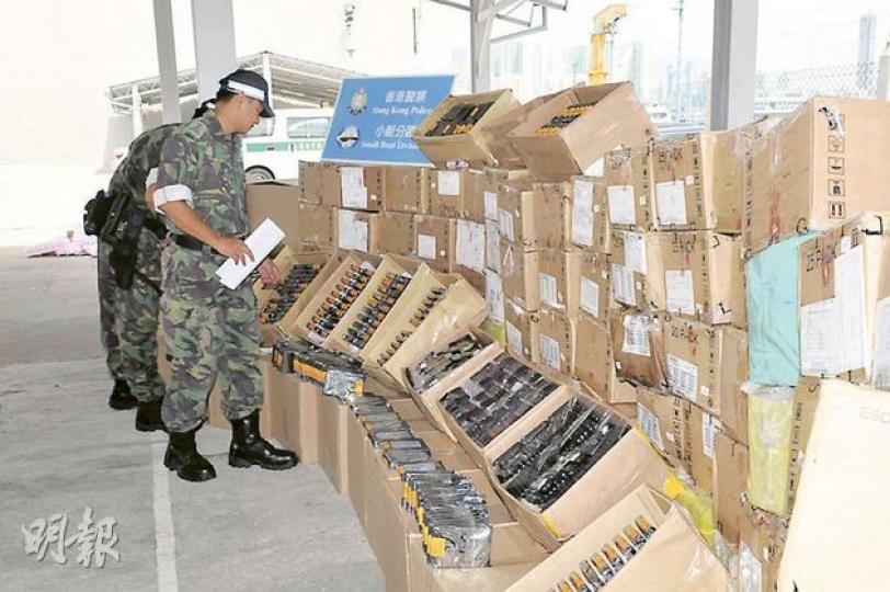 水警聯同海關展開反走私行動,拘捕兩名走私艇家及檢獲價值300萬的電腦硬盤。(林錫禮攝) 水警聯同海關展開反走私行動,拘捕兩名走私艇家及檢獲價值300萬的電腦硬盤。(林錫禮攝)