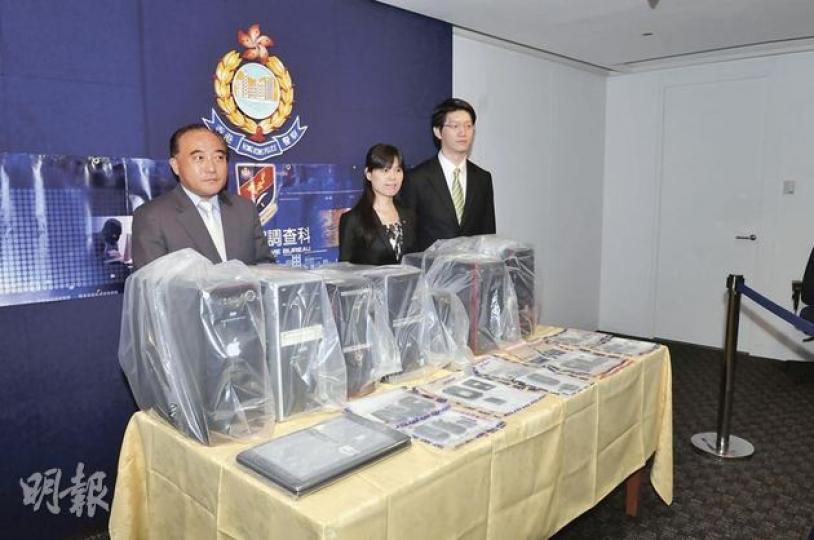 警方商罪科探員搗破繳費靈盜竊集團，檢獲犯案用的電腦、手機及馬會投注卡。圖左起為商罪科科技罪案組署理總督察繆浩明、警司招秀美及總督察陳志勇。（林錫禮攝）繳費靈使用「手機一次過密碼」（圖）作為雙重認證保安措施，但仍被賊人以「短訊轉駁」破解，繳費靈指下周一將再加強保安措施，望杜絕盜竊案。（陳志偉攝）（明報製圖）