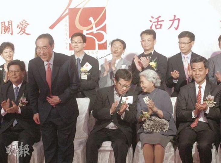署理特首唐英年（前排左二）昨日出席活動，再度與行政會議召集人梁振英（前排右一）碰頭。席間基本法委員會副主任梁愛詩（前排右二）、工聯會會長鄭耀棠（前排右三）交頭接耳。（李紹昌攝）