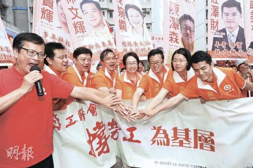 工聯會陳婉嫻（右四）昨報名參選區議會，她說是否參選明年立法會超級區議會議席，現屬言之尚早。左一為工聯會會長鄭耀棠。（尹錦恩攝）公民黨湯家驊（左）頻頻落區，為參選區議會鋪路。（葉漢華攝）